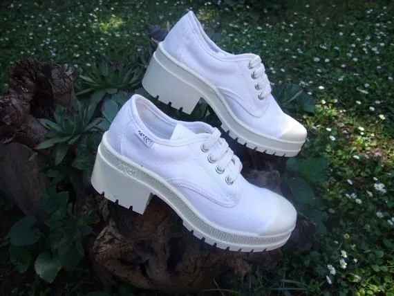 chunky sneakers 90s fashion